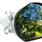 Buquê Annecy com hortênsia azul e lisianthus branco da Une Fleur dans la Ville, floricultura premium com entrega em Moema e São Paulo.