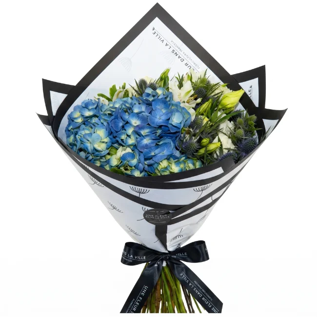 Bouquet Azul - Annecy Buquê Annecy com hortênsia azul e lisianthus branco da Une Fleur dans la Ville, floricultura premium com entrega em Moema e São Paulo.
