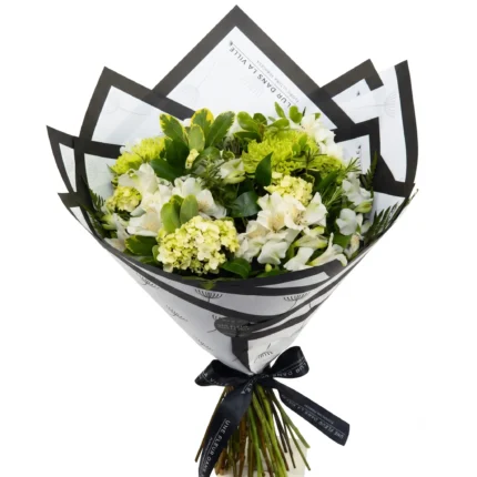 O Bouquet Lyon combina flores brancas e folhagens verdes em uma composição contemporânea, elegante e atemporal. Ideal para presentear homens e mulheres em aniversários, agradecimentos, inaugurações, conquistas ou para levar sofisticação a qualquer ambiente.