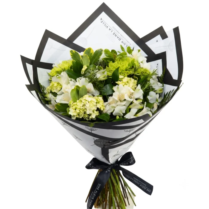 Bouquet Verde e Branco - Lyon O Bouquet Lyon combina flores brancas e folhagens verdes em uma composição contemporânea, elegante e atemporal. Ideal para presentear homens e mulheres em aniversários, agradecimentos, inaugurações, conquistas ou para levar sofisticação a qualquer ambiente.