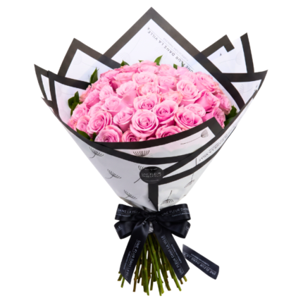 Buquê de rosas colombianas cor-de-rosa, com flores frescas e volumosas, ideal para presentear em ocasiões especiais. Arranjo floral romântico com rosas pink, cuidadosamente envolvido em papel decorativo branco e preto e finalizado com elegante laço preto.