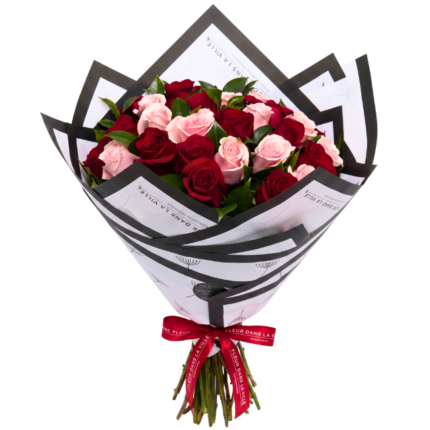 Bouquet Grasse com rosas vermelhas e cor de rosa, folhagens verdes e embalagem premium Une Fleur Dans La Ville.