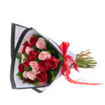 Bouquet volumoso e sofisticado com rosas vermelhas aveludadas e rosas em tom rosa suave, envolvidas em embalagem de alta-costura floral preta e branca com laço de cetim assinado. O equilíbrio perfeito entre paixão ardente e delicadeza romântica.