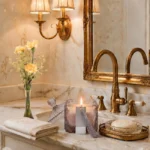 Vela Perfumada Rock em pote de vidro cinza decorativo com tampa e tassel sob bancada de mármore no lavabo
