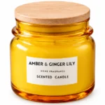 Vela perfumada Amber Ginger – Lily em pote de vidro amarelo com tampa de madeira