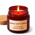 Vela aromática Maple Leaf & Apple em pote de vidro vermelho bordô com tampa de madeira natural